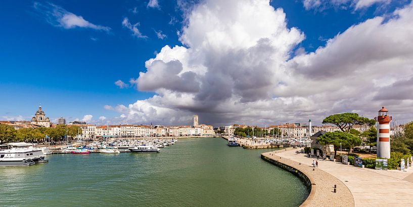 Oude haven met vuurtoren in La Rochelle - Frankrijk van Werner Dieterich