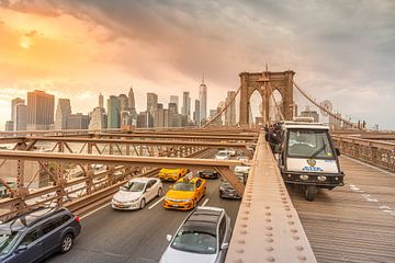 New York Skyline - Brooklyn Bridge van Fikri calkin