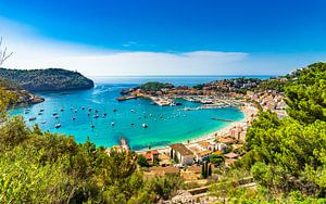 Uitzicht op Port de Soller, prachtige baaihaven op Majorca