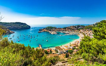 Uitzicht op Port de Soller, prachtige baaihaven op Majorca van Alex Winter