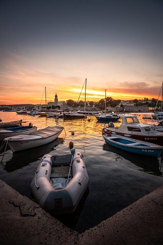 Haven met boten van de stad Krk in de romantische avond