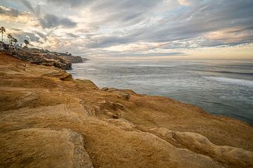 Van rotsen naar een serene zee - Natuurpark Sunset Cliffs van Joseph S Giacalone Photography