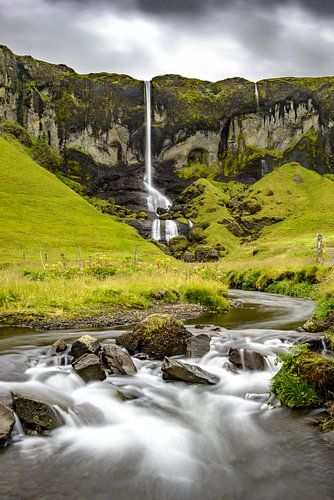 Waterval in een riviertje in IJsland met lange belichting