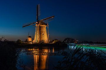 Schijnwerpers op de molens van Kinderdijk van Gijs Rijsdijk