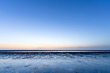 Het blauwe uur aan zee. van zeilstrafotografie.nl