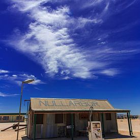 Oud tankstation aan de Nullarbor, een weg door de leegte van het zuiden van  Australië. van Coos Photography