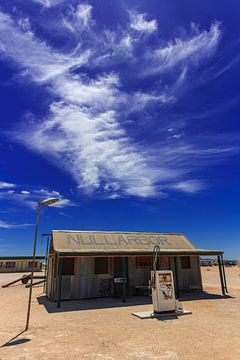 Alte Tankstelle an der Nullarbor, einer Straße durch die Leere des südlichen Australiens. von Coos Photography