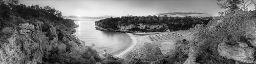 Baai op het eiland Mallorca bij zonsopgang. Zwart-wit beeld