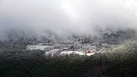 Norwegischer Bauernhof im ersten Schnee in den Wolken auf dem Gipfel des Berges. von Aagje de Jong Miniaturansicht