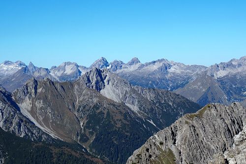 Kracht van Tirol, waar alpine uitgestrektheid, rotsformaties en glooiende bergweiden een krachtig, harmonieus landschap vormen.