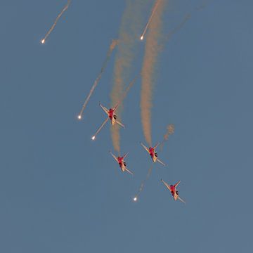 Patrouille de Suisse in actie tijdens avondshow. van Jaap van den Berg