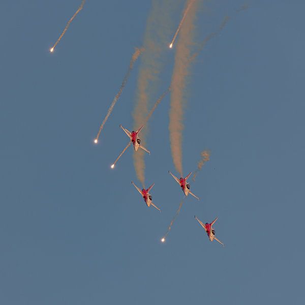 Die Patrouille de Suisse in Aktion während der Abendshow. von Jaap van den Berg