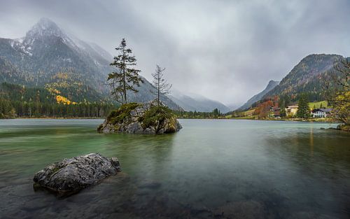 Het bergmeer Hintersee bij Berchtesgaden in Beieren in het zuiden van Duitsland