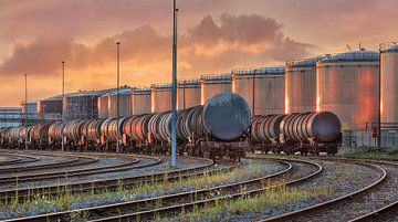 Treinen wagons met silo's verlicht door de late middag zon van Tony Vingerhoets