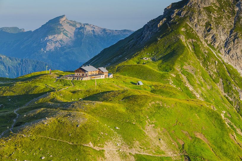 Le refuge Fiderepass et le Hoher Ifen par Walter G. Allgöwer