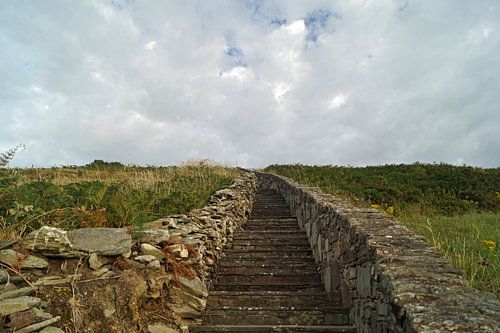 Buitenmuren van het stenen fort van Knockdrum