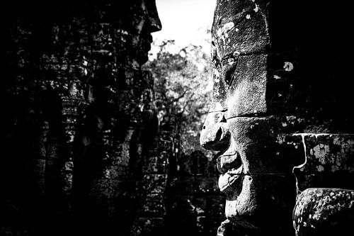 Portrait en noir et blanc d'un visage au temple d'Angkor Vat au Cambodge
