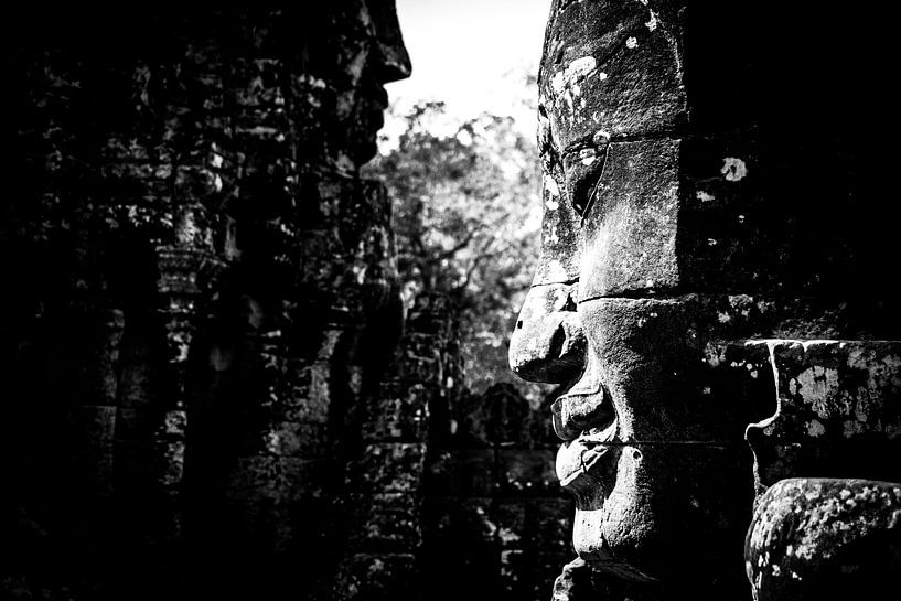 Schwarz-Weiß-Porträt eines Gesichts im Tempel Angkor Wat in Kambodscha von Björn Jeurgens