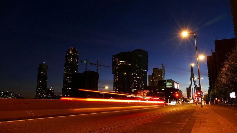 Rotterdam by night van R. Khoenie