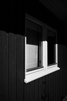 Detail eines dänischen Ferienhaus mit halbverschattetem Fenster