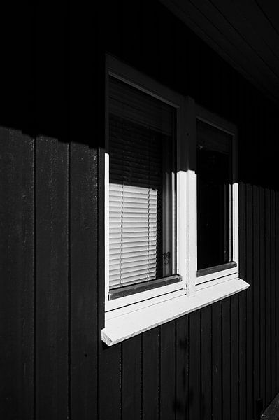 Detail van een Deens plattelandshuisje met half in de schaduw gesteld venster van Michael Moser