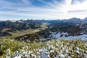 Kuhgundspitze avec vue sur la vallée de Tannheim sur Leo Schindzielorz