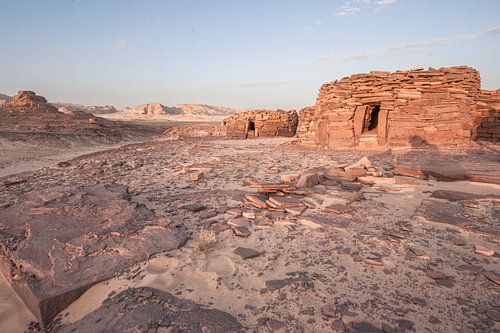 Prehistorische steenstructuren in woestijnlandschap van Egypte