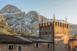 Bergdorf Fornalutx mit Blick in die Serra de Tramuntana, Mallorca von Christian Müringer