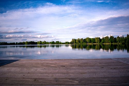 De steiger naar het water