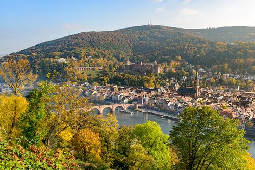 Heidelberg aan de rivier de Neckar tijdens een mooie herfstdag