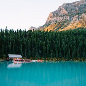 Kano huisje bij Lake Louise in Canada - zonsopgang van Marit Hilarius