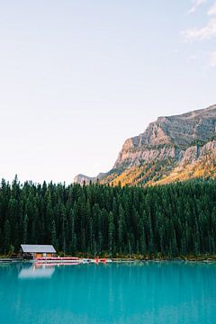 Kano huisje bij Lake Louise in Canada - zonsopgang van Marit Hilarius