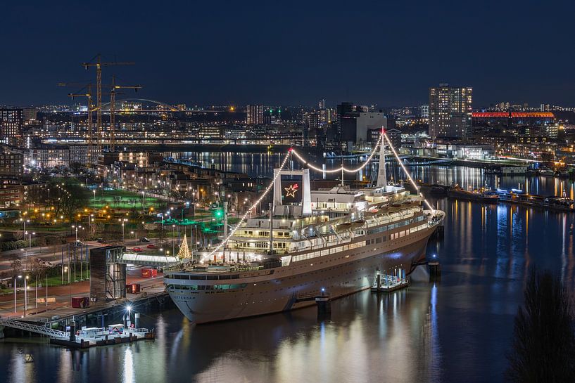 Das Kreuzfahrtschiff ss Rotterdam mit De Kuip in Rotterdam im Hintergrund von MS Fotografie | Marc van der Stelt