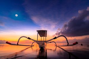 Schönes klassisches Asiatisches Fischerboot am Strand von Bali in Sanur. das Jukung liegt im Wasser 