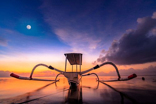 Prachtige klassieke Aziatische vissersboot op het strand van Bali in Sanur. De Jukung ligt bij zonso