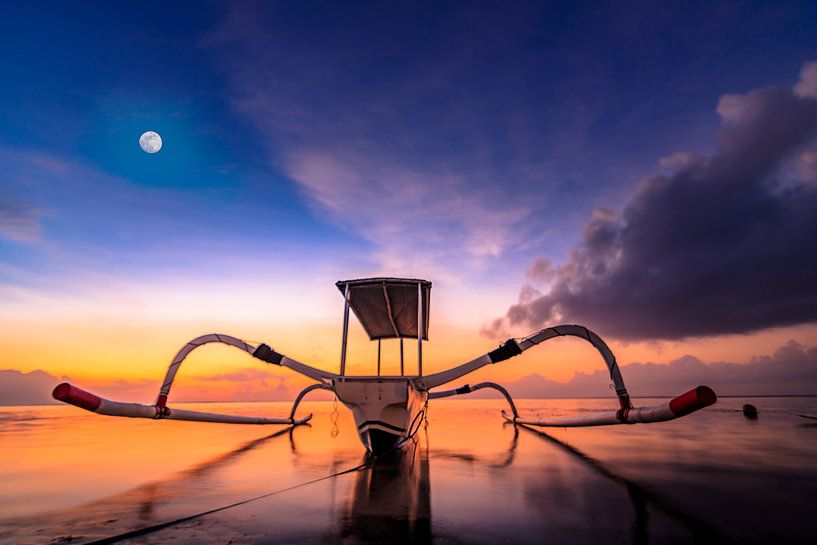 Prachtige klassieke Aziatische vissersboot op het strand van Bali in Sanur. De Jukung ligt bij zonso van Fotos by Jan Wehnert