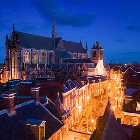 Magische Hooglandse Kerk in Leiden tijdens het Blauwe Uurtje van Maarten Cornelis