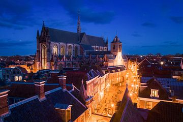 Magische Hooglandse Kerk in Leiden tijdens het Blauwe Uurtje van Maarten Cornelis
