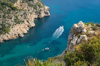 Boats, cliffs and a beautiful bay