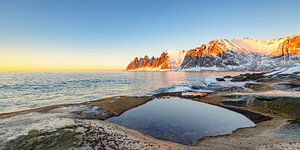 Sonnenuntergang über Okshornan Bergkette in Nordnorwegen im Winter