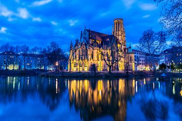 Duitsland, Stuttgart feuersee kathedraal reflecterend in water van adventure-photos
