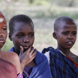 Drie opgroeiende  Masai jongens. van Anita Tromp