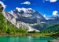 Lac au pied d'une montagne