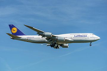 Lufthansa Boeing 747-8  (D-ABYK) gaat landen. van Jaap van den Berg