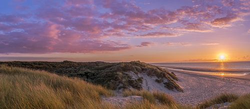 Zonsondergang aan de kust in Zeeland