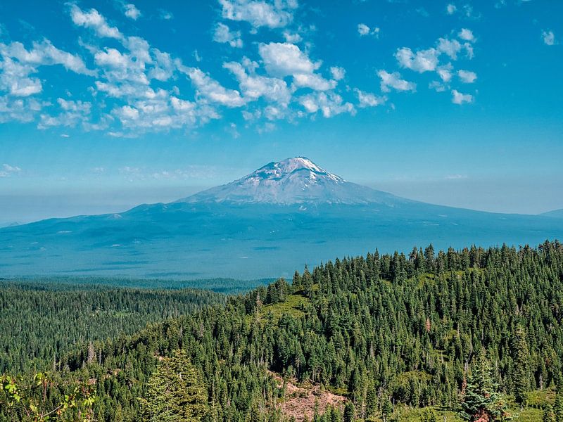 Vue d'ensemble du Mont Shasta à travers la fumée des feux de forêt par Marc van den Elzen