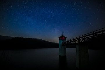 Ciel étoilé avec Milky Way au-dessus de l'Urftdam dans l'Eifel