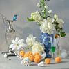 Stilleven ‘Witte bloemen, Delftsblauw en abrikozen’ van Willy Sengers