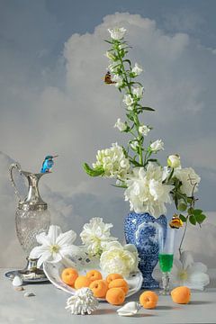 Stillleben 'Weiße Blumen, Delfter Blau und Aprikosen