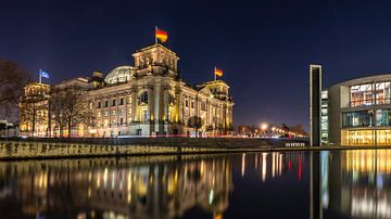 Le bâtiment du Reichstag à Berlin dans le miroir nocturne de la Spree - Panorama